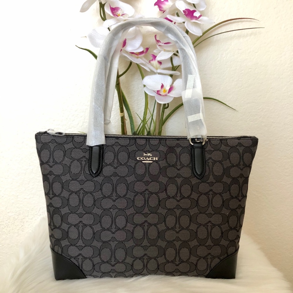 🌸 COACH Zip Top Tote